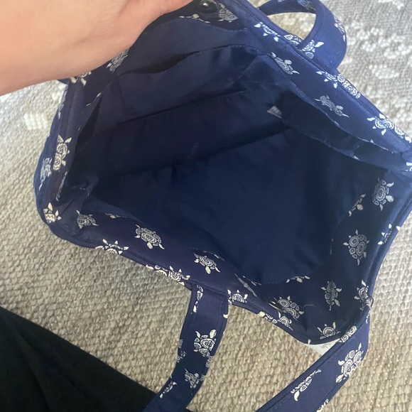 NWT Vera Bradley navy blue and white turtle quilted tote bag. - Picture 5 of 7